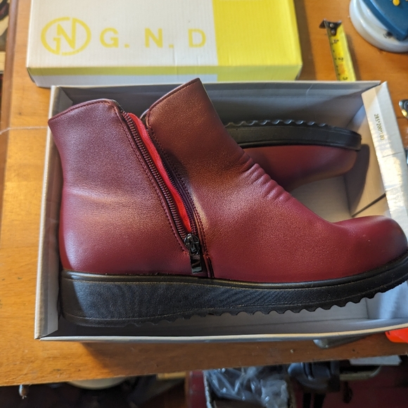 Size 10 women's Red/ burgundy boots - Picture 2 of 5